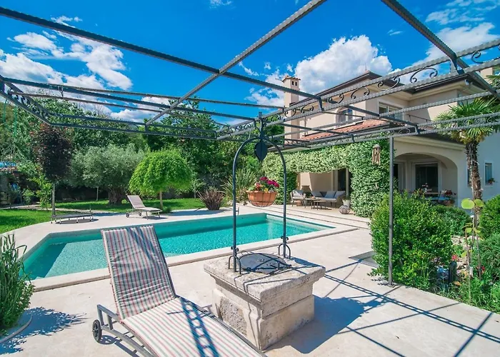 Apartment In Arta Lovran