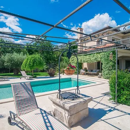 Apartment In Arta Lovran